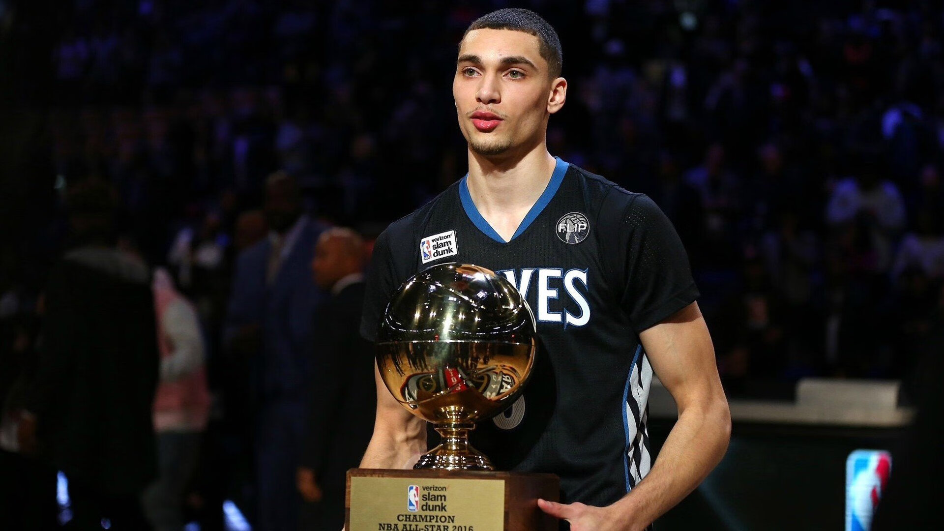 世界杯:球场外AI志愿者提供多语种指引 语音识别能力获赞